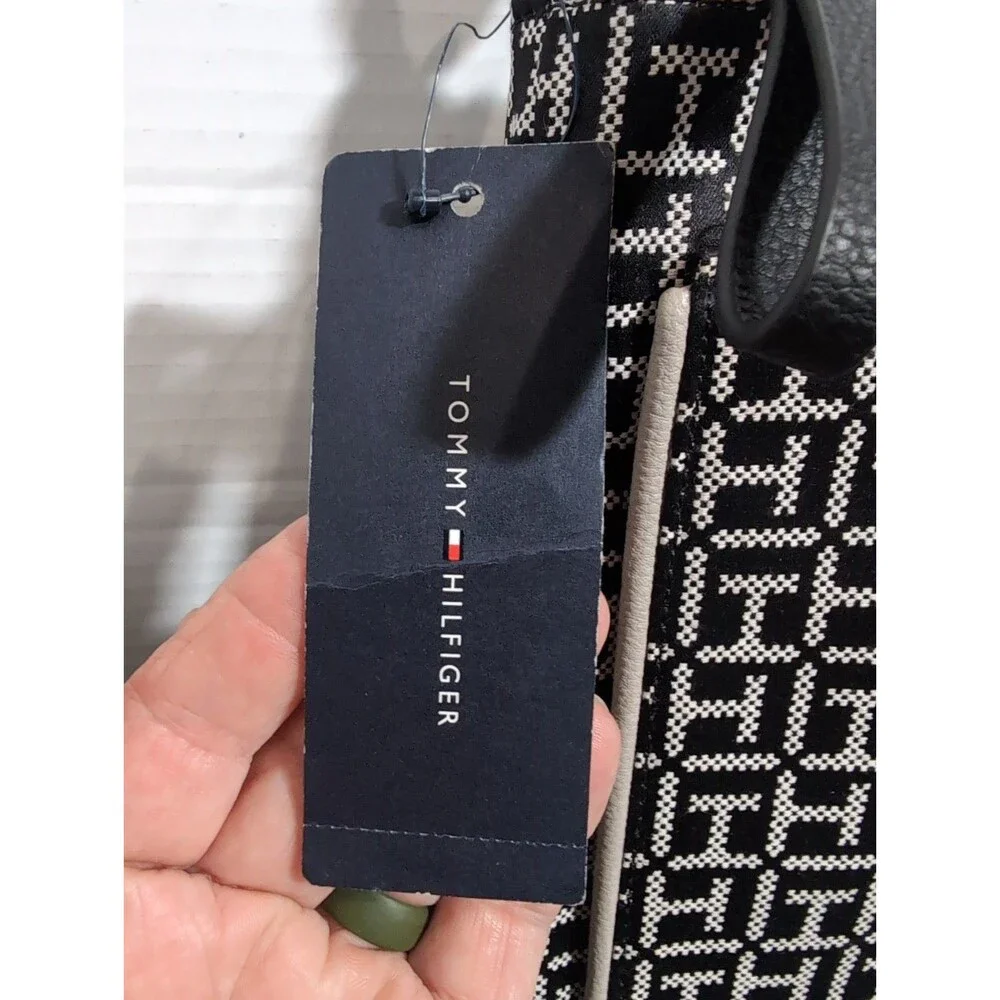 TOMMY HILFIGER LOGO BLACK/WHITE CROSSBODY/MESSENGER BAG ADJUSTABLE STRAP NWT $78